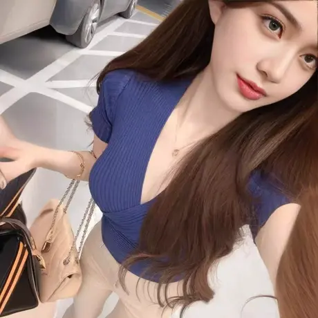 现货 不费力的韩国欧尼穿搭性感v领低胸针织短袖上衣图片