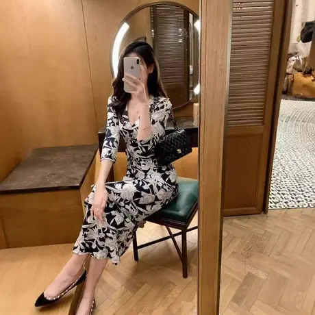 2024夏季新款气质玫瑰印花复古收腰性感一片式系带长款度假连衣裙商品大图