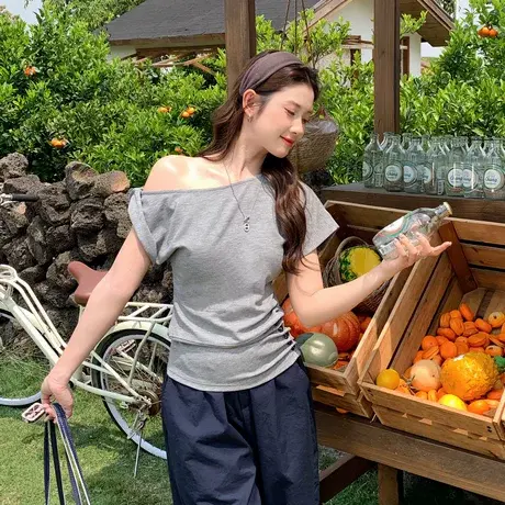 尔给设计感露肩显瘦T恤女时尚2025夏季新款收腰百搭斜领辣妹上衣图片