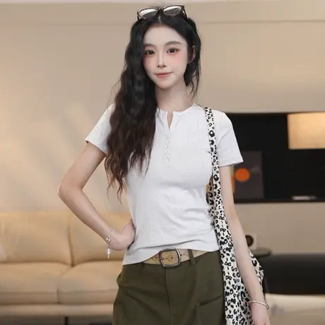 尔给简约休闲小众显瘦收腰短袖T恤女设计感半开领上衣图片