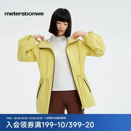 美特斯邦威女2025秋季新款印花潮流百搭宽松收腰连帽冲锋衣短外套图片