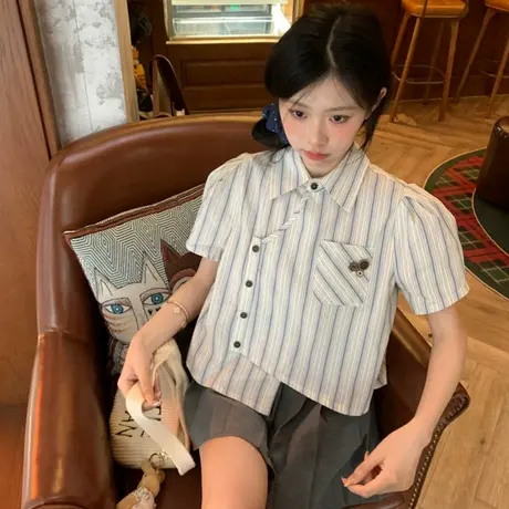 乡美媚不对称上衣条纹小众蓝白短袖衬衫夏季新款小个子短款衬衣女图片