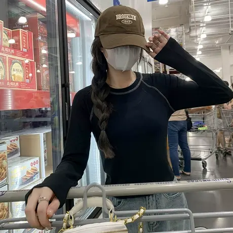 KWV真维斯黑色长袖t恤女早秋2025新款修身显瘦短款上衣打底衫图片