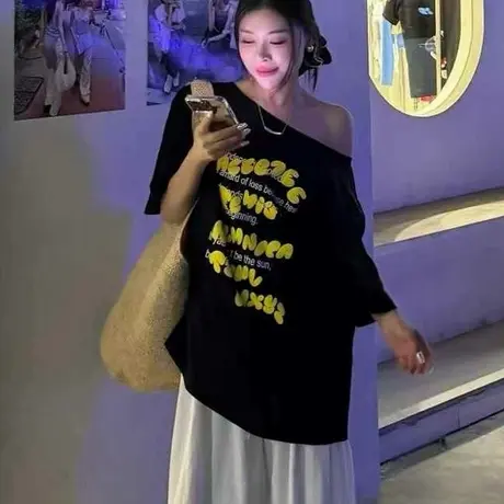 韩版2025夏季新款显瘦字母印花斜领露肩短袖中长款宽松T恤上衣商品大图