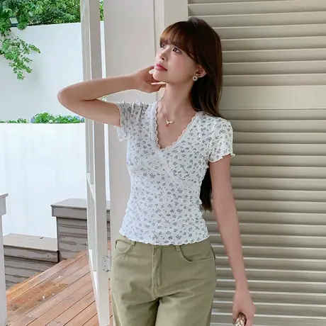 尔给夏季辣妹V领碎花T恤女蕾丝拼接显瘦法式小众设计感气质上衣图片