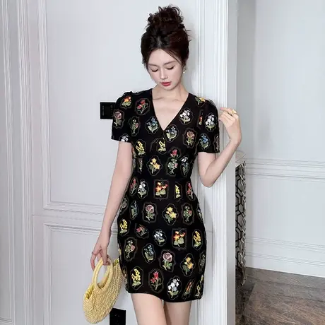 玫瑰刺绣V领包臀连衣裙图片