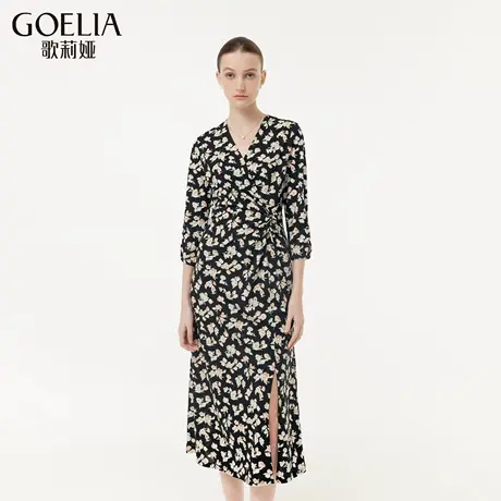 歌莉娅春季新品针织淡粉石榴花黑底印花扭结连衣裙1E2C4H020商品大图