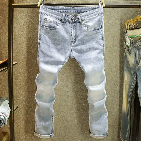 夏季薄款简约百搭牛仔裤男弹力修身小脚裤浅蓝色水洗磨白时尚裤子图片