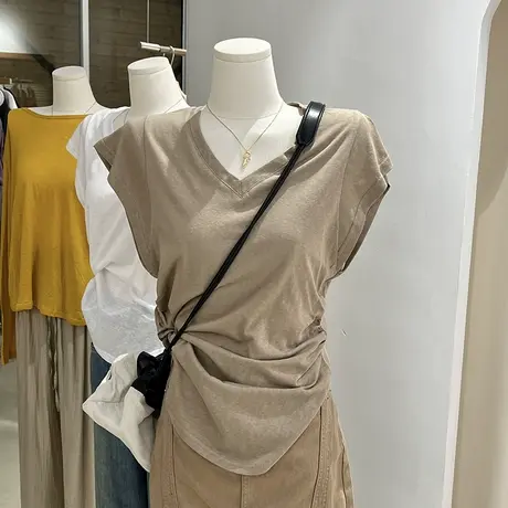 侧边褶皱收腰设计感t恤女夏季飞飞袖v领薄款宽松休闲弧形下摆上衣图片