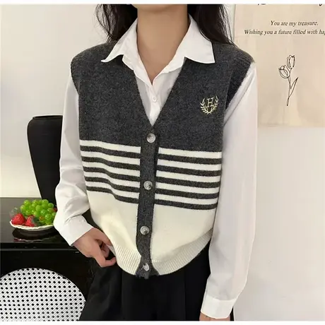 2025新款超火设计感女士v领开衫毛衣针织马甲女时髦背心春秋外穿图片