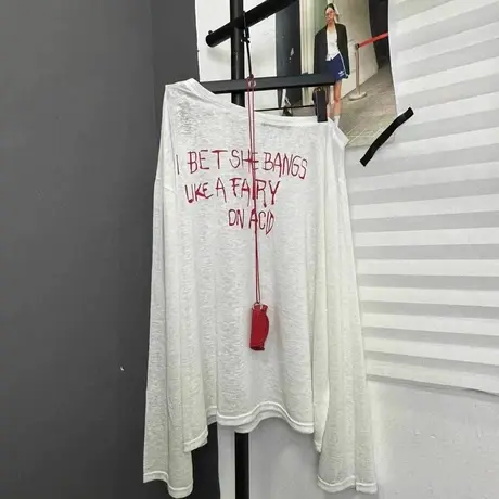 韩国东大门夏季新款字母薄款宽松显瘦斜领露肩长袖T恤女罩衫上衣图片