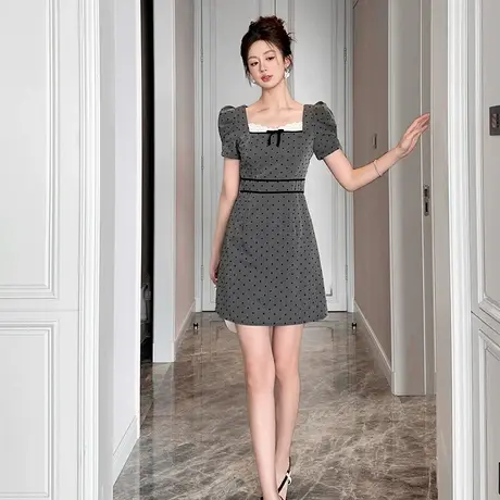 波点泡泡袖方领连衣裙图片