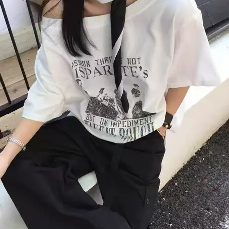 十三行女装2025夏季美式复古印花斜肩短袖T恤女宽松休闲露肩上衣商品大图