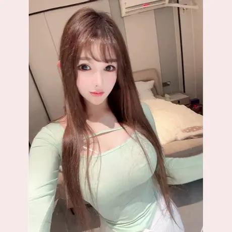 现货 U领显胸大弧形下摆长袖T恤紧身性感短款打底上衣女图片