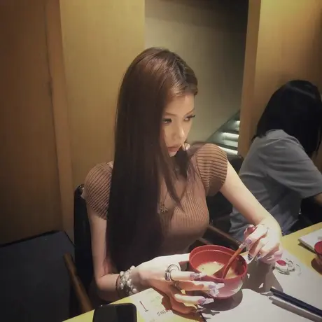 2024春夏新款韩系纯欲气质简约修身显瘦V领套头飞飞短袖针织衫T恤图片