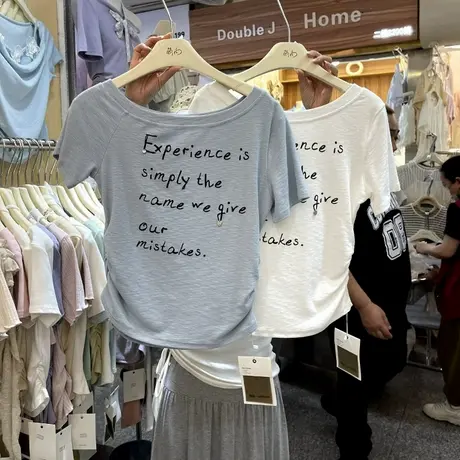 十三行2025夏装新款不规则斜肩字母印花短袖T恤女褶皱收腰上衣商品大图