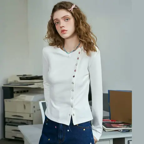 a02a02彩色糖果扣圆领休闲百搭上衣2025春季修身显瘦女式T恤图片