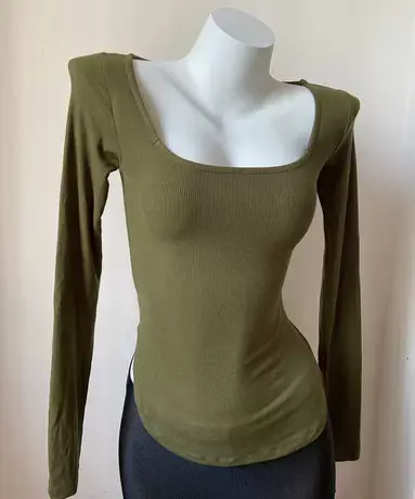 大领口紧身显胸大腰细开叉上衣女方领长袖弧形下摆收腰打底衫T恤图片