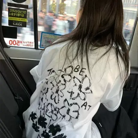 韩代ins博主款小众手绘背后花朵涂鸦印花宽松慵懒风短袖T恤女上衣图片