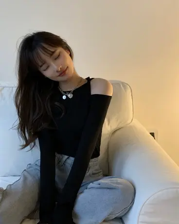 秋装镂空露肩长袖t恤女2025新款今年流行的漂亮打底小衫短款上衣商品大图