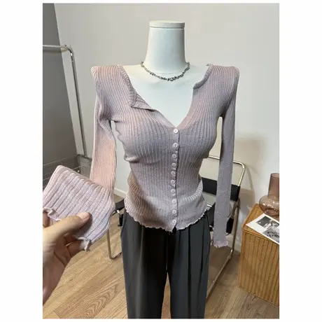 又甜又美～ 木耳边扣子长袖修身薄款针织衫秋冬新款上衣图片