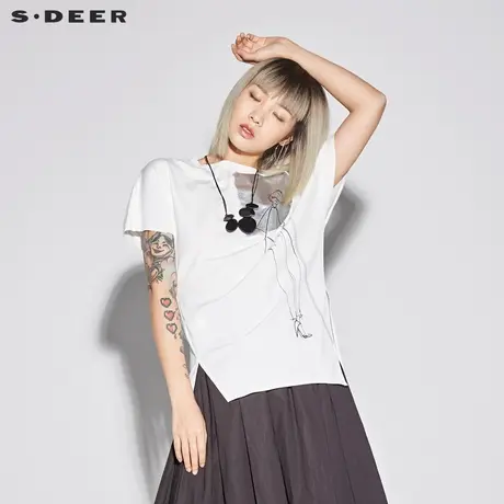 sdeer圣迪奥女装简约素白圆领人物印胶开衩摆T恤S18280154图片