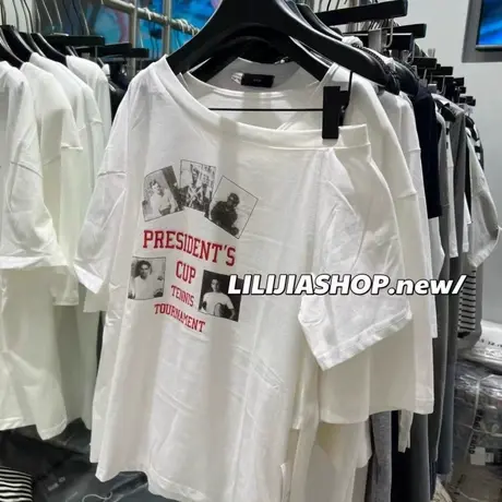 韩国东大门夏季新款时髦字母人物印花斜肩短袖T恤女宽松露肩上衣图片