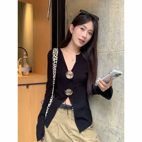 甜辣妹黑色v领针织长袖t恤女早秋款设计感露肩修身短款打底衫上衣商品大图