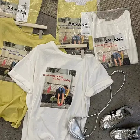 韩国东大门夏季新款宽松百搭美式人物喷画印花斜领露肩短袖T恤女商品大图