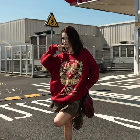 YEP复古酒红色圆领卫衣女春秋2025年新款印花套头宽松插肩袖上衣图片