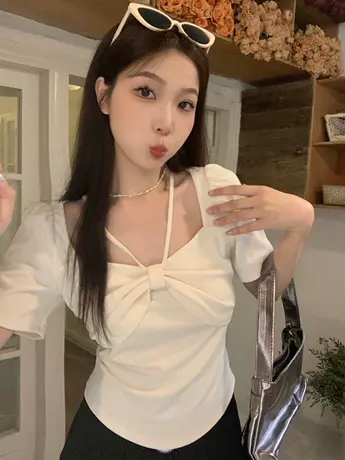 2025年短袖t恤女装设计感小众夏季微胖m辣妹锁骨正肩显瘦短款上衣图片