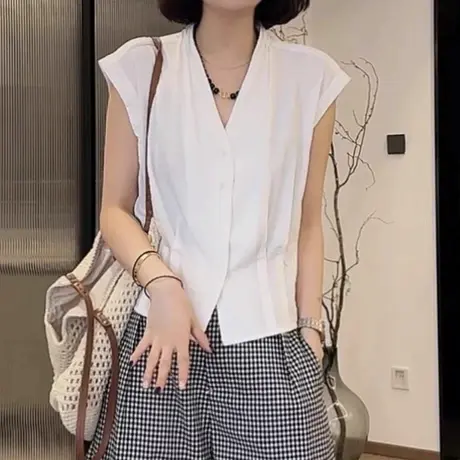 法式小众别致显瘦V领上衣2025夏季时尚设计感无袖百搭单排扣衬衫商品大图