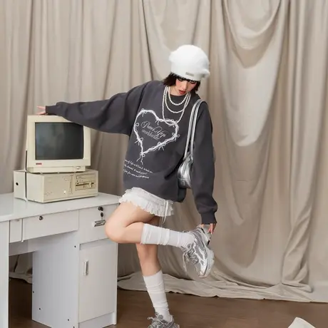 YEP复古爱心印花圆领卫衣女春秋2025新款套头插肩袖宽松无帽上衣图片