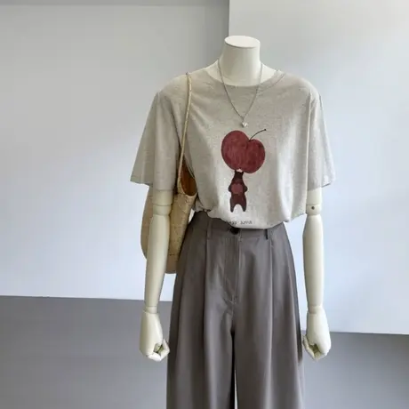 卡通小熊红苹果印花燕麦色短袖T恤女夏季薄款凉感雪花棉宽松上衣图片