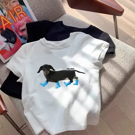 蓝色靴子腊肠狗印花白色短袖T恤女夏季短款圆领正肩半袖休闲上衣商品大图