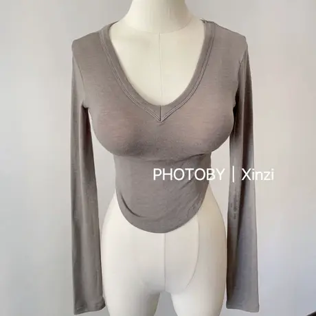 现货~韩国东大门新款性感V领细螺纹长袖收腰弧形体恤图片