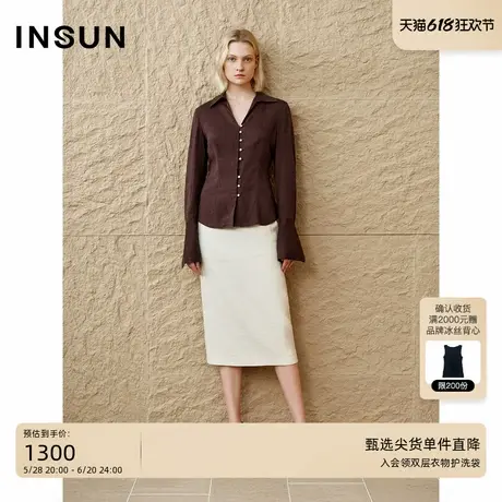 「裴蓓同款」INSUN恩裳2025春季复古收腰珍珠扣亚麻衬衫商品大图