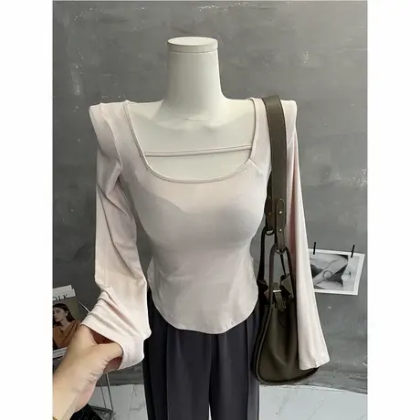 贴身穿～纯欲心机U领显胸大弧形下摆长袖T恤紧身短款打底衫上衣女图片