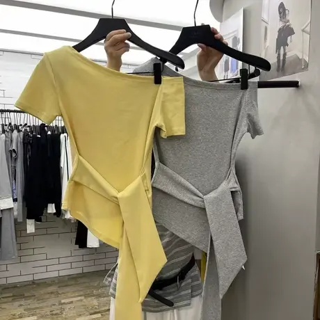 十三行韩版时尚斜肩绑带短袖T恤女2025夏季设计感不规则修身上衣商品大图