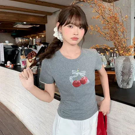 尔给夏季设计感拼接下摆T恤女显瘦休闲修身小众印花气质百搭上衣商品大图