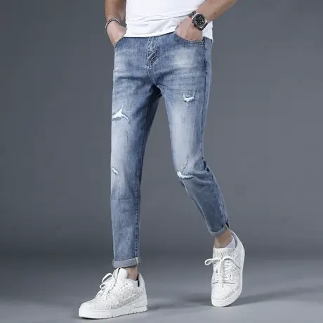 夏季九分破洞牛仔裤男款修身小脚2024新款浅蓝色潮流微宽男士裤子图片