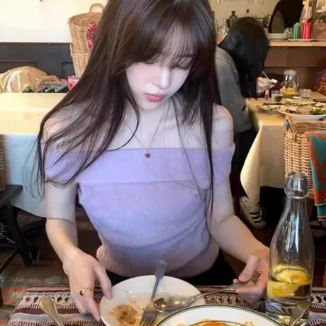 一字肩冰丝针织短袖t恤女夏季设计感修身超好看独特漂亮露肩上衣图片