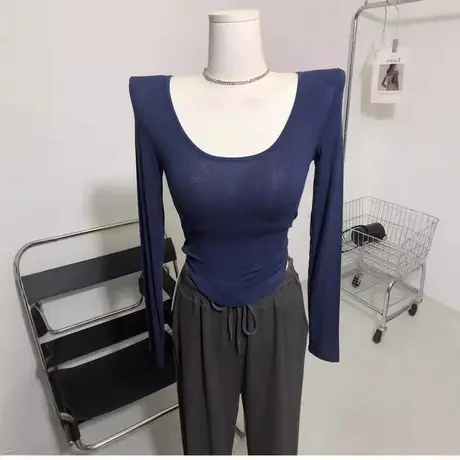 抢镜no1 垫肩U领轻薄透视长袖T恤修身弧形下摆打底衫上衣秋季新图片