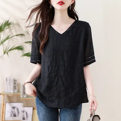 短袖t恤女夏季新款宽松加大码中年妈妈设计感V领镂空刺绣半袖体恤图片