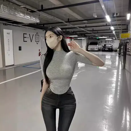 现货~韩国东大门性感半高领中袖女人味收腰弧形显身材体恤图片