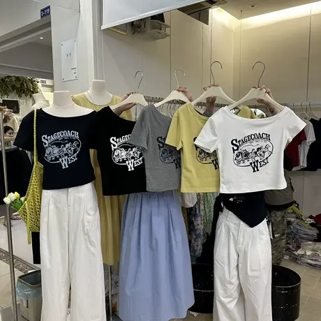 韩系复古字母印花斜肩短袖T恤女2025夏季款辣妹修身显瘦露肩上衣商品大图
