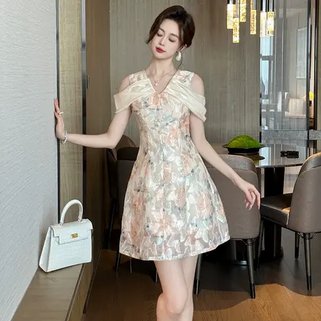 露肩印花田园风优雅a字连衣裙女轻奢减龄小个子气质收腰V领短裙子商品大图