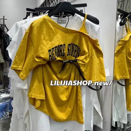 十三行2025夏季新款别致露肩短袖T恤女宽松字母印花上衣配腰带图片