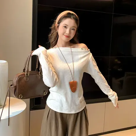 尔给初春设计感显瘦气质打底衫女修身性感小众不规则露肩法式长袖图片