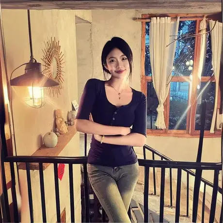 早秋韩版修身紧身显瘦性感U领低胸短袖T恤女显胸大上衣V领打底衫图片